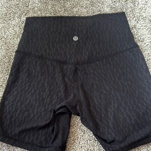 lululemon athletica Black with pattern Women's Shorts size 6 pre loved